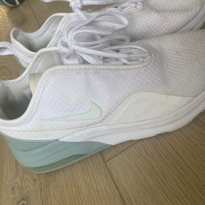 Nike air motion tennis shoes